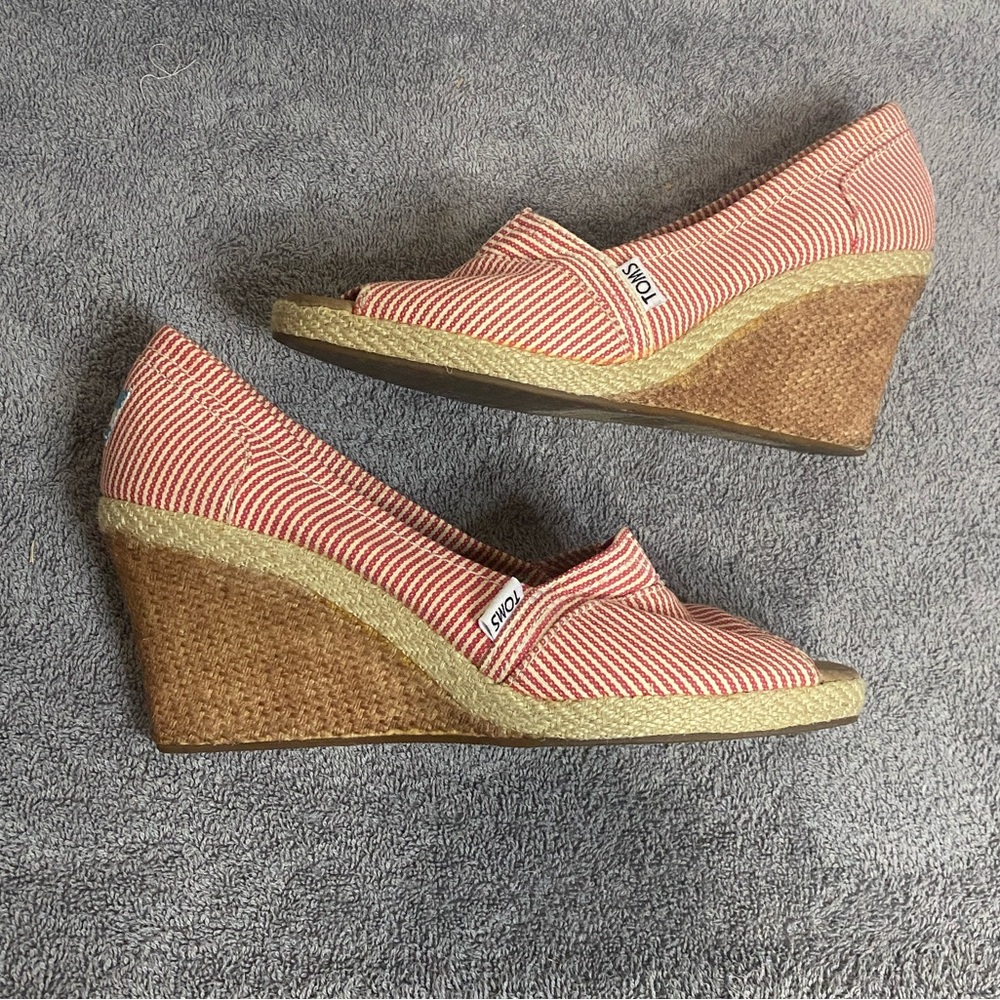 🛍️Tom’s wedged heel with a red and white pattern! - Picture 3 of 8
